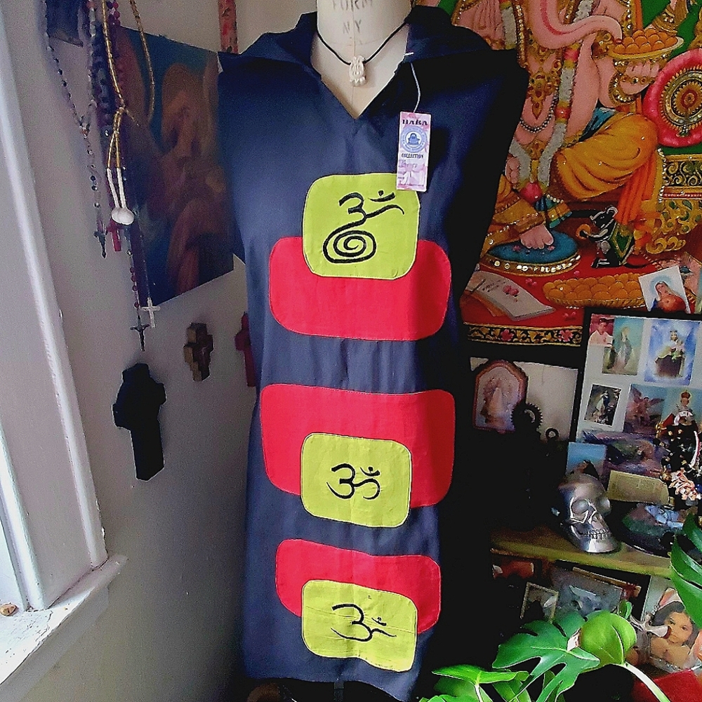 Om pointed hood dress 🕉